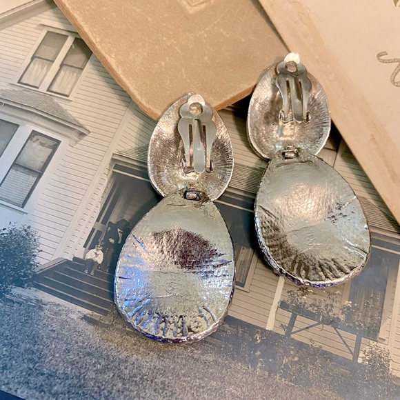 Lg Vintage Silver Tone Raindrop Textured Statement Clip on Earrings - Picture 10 of 15